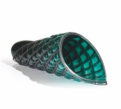 Gae Aulenti, Vaso-scultura Ritorto in forma di cornucopia, vetro pulegoso e rete di ferro (Venini...