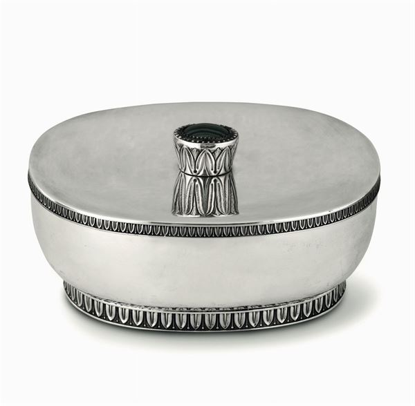 Scatola ovale in argento fuso e cesellato, Italia, metà del XX secolo
