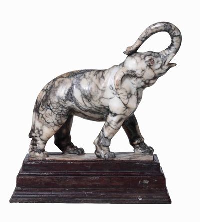 Elefante in Marmo (pavonazzetto?). Base in Legno a Plinto Gradinato. Roma (?) XVIII Secolo