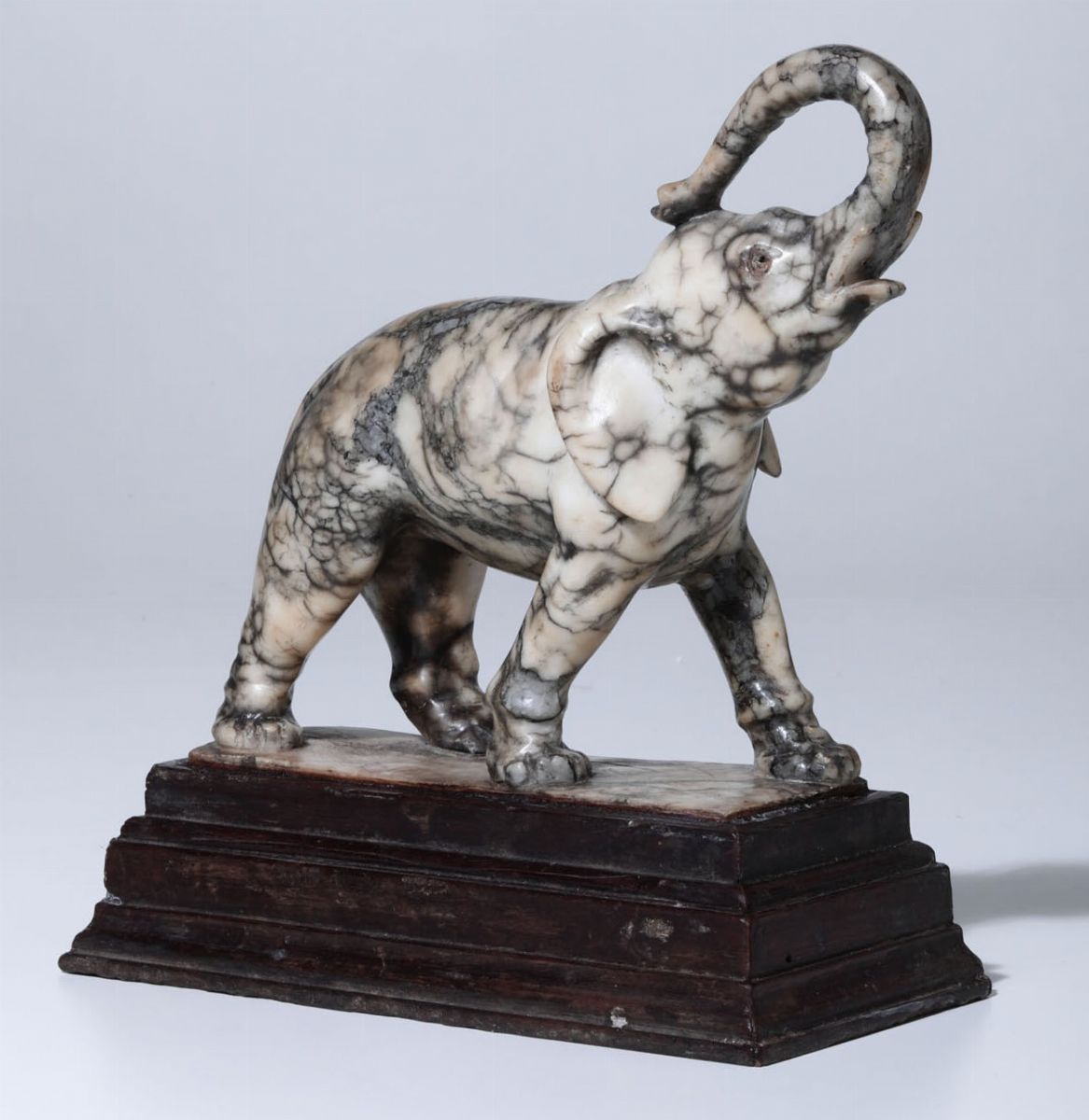 Elefante in Marmo (pavonazzetto?). Base in Legno a Plinto Gradinato. Roma (?) XVIII Secolo