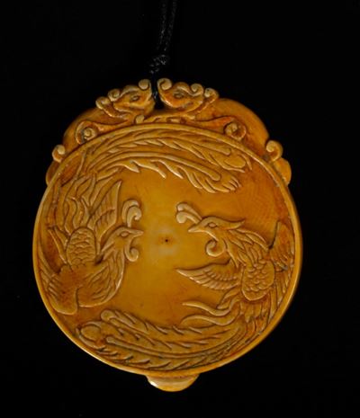 Pendente in Avorio con Fenici e Iscrizione, Cina, Inizi XX Secolo
