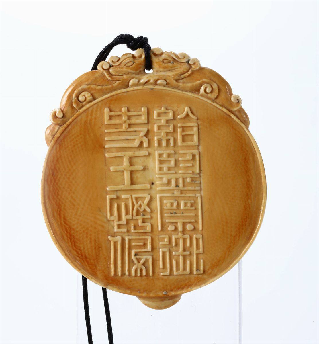 Pendente in Avorio con Fenici e Iscrizione, Cina, Inizi XX Secolo