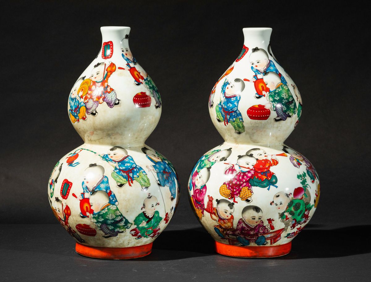 Coppia di Vasi a Doppia Zucca in Porcellana a Smalti Policromi con Figure di Fanciulli, Cina, 195...