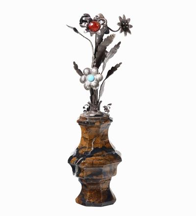 Vasetto in Diaspro di Sicilia e Bouquet di Fiori in Argento Sbalzato, Cesellato, Pietre Dure, Cor...