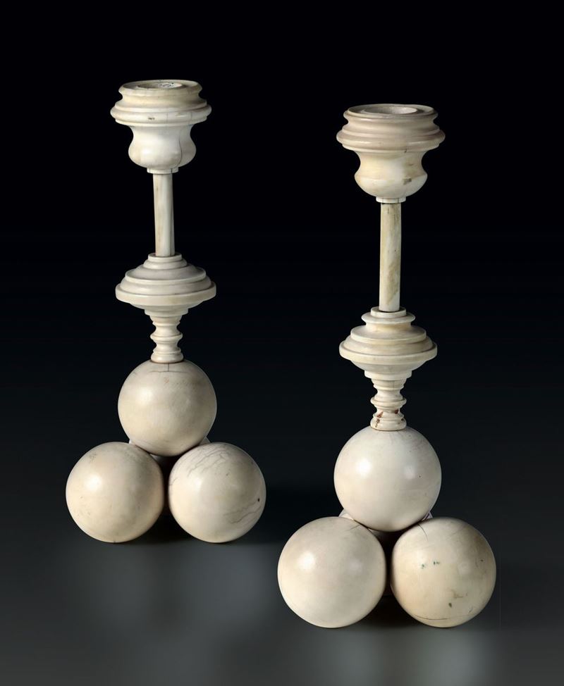 Coppia di candelieri in avorio tornito, Germania XIX secolo  - Asta Scultura e Oggetti d'Arte - Cambi Casa d'Aste