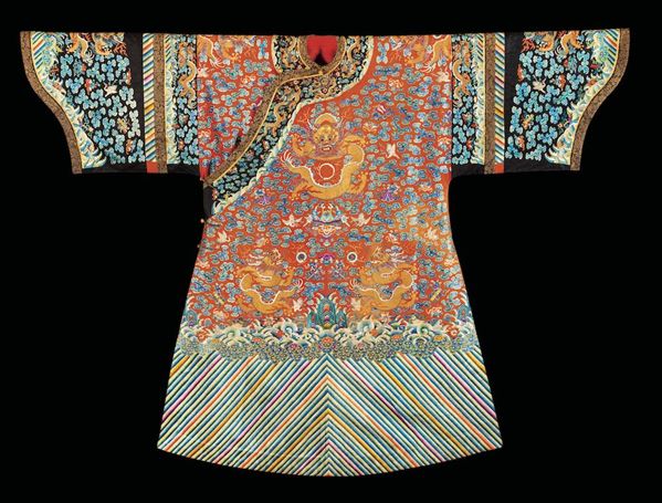 Importante veste imperiale in seta a fondo rosso finemente ricamata con figure di draghi e dei dodici simboli, Cina, Dinastia Qing, periodo Jiaqing (1796-1820)
