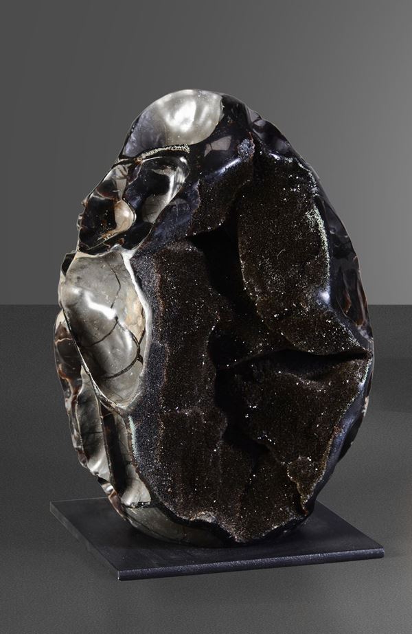 Geode cavo di septaria nera, in forma di uovo