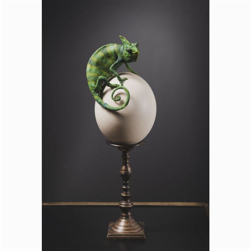 Male Calyptratus Chameleon on ostrich egg brass stand  - Auction Mirabilia - Cambi Casa d'Aste