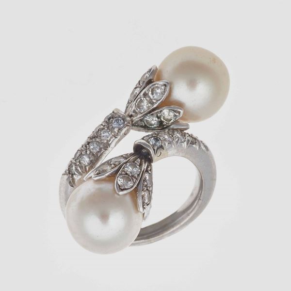Anello contrariè con due perle coltivate e piccoli diamanti