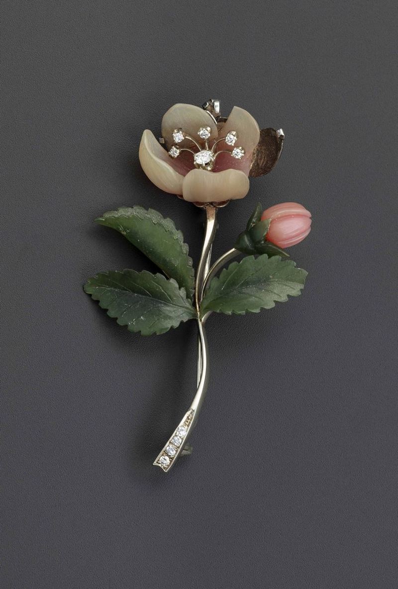Spilla a soggetto floreale in giadeite incisa e diamanti  - Auction Spring Jewels - I - Cambi Casa d'Aste