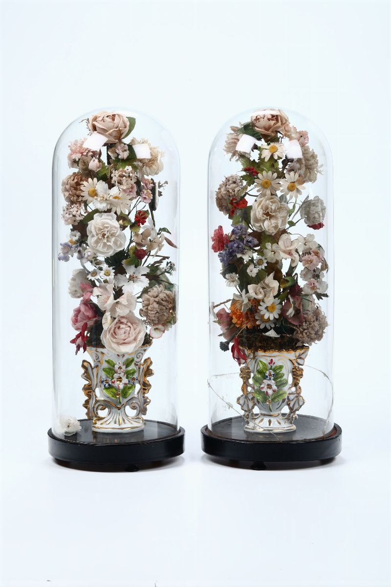 Coppia di vasi in porcellana con fiori in tessuto, entro campane in vetro  - Asta Dipinti e Arredi - Cambi Casa d'Aste