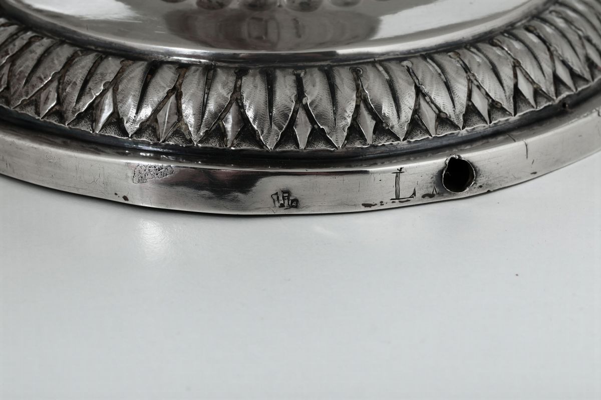 Coppia di Candelieri in Argento Sbalzato, Cesellato e Inciso, Genova, Bollo della Torretta per Lâ...