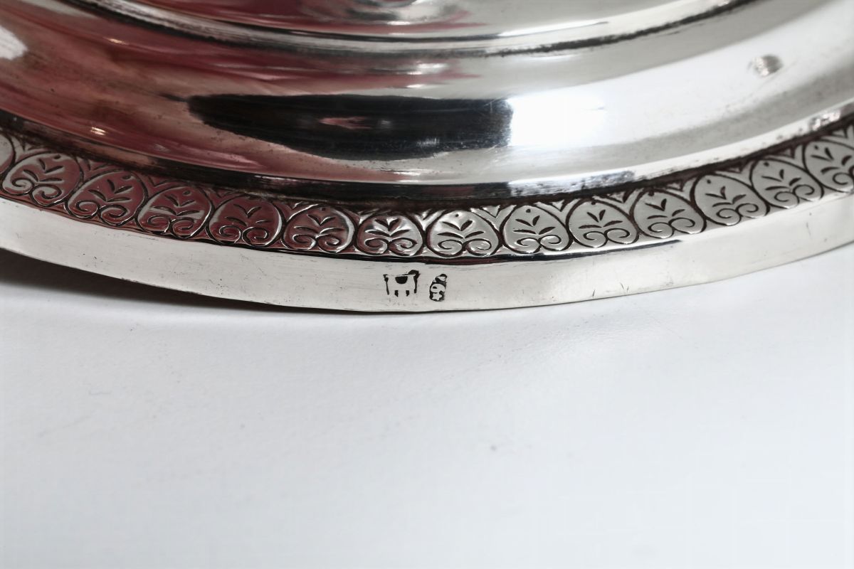 Coppia di Candelieri in Argento Sbalzato e Cesellato, Genova, Metã del XIX Secolo. Marchio di Gar...