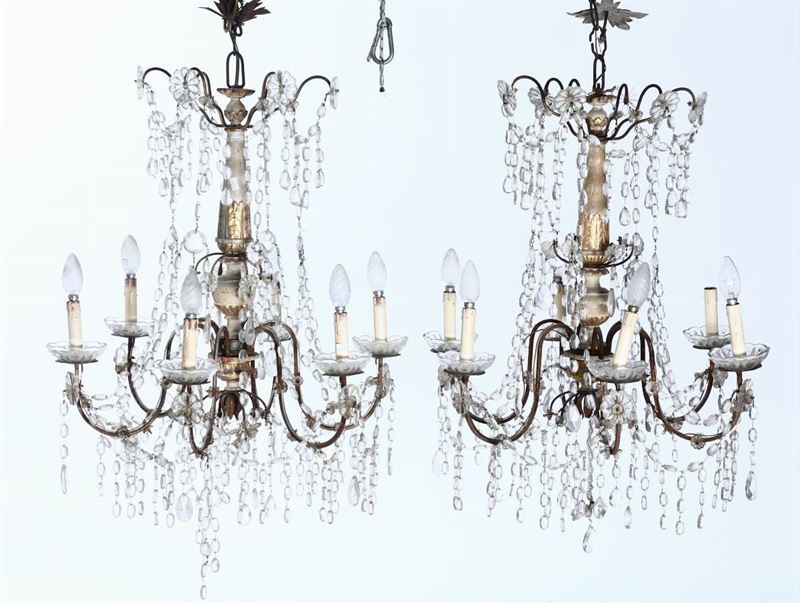 Coppia lampadari in legno intagliato, dorato e gocce in cristallo, XVIII-XIX secolo  - Asta Dipinti e Arredi - Cambi Casa d'Aste