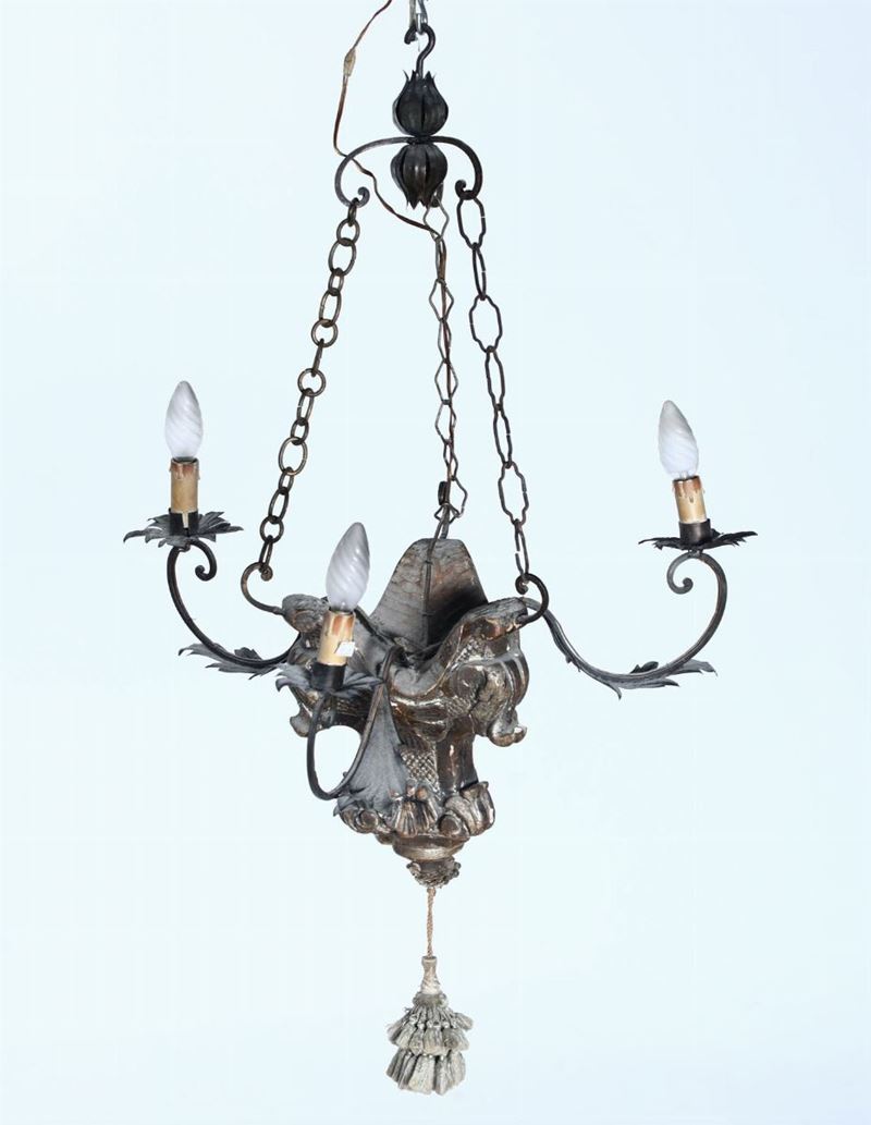 Lampadario in legno intagliato a tre luci  - Auction Fine Art September | Timed Auction - Cambi Casa d'Aste