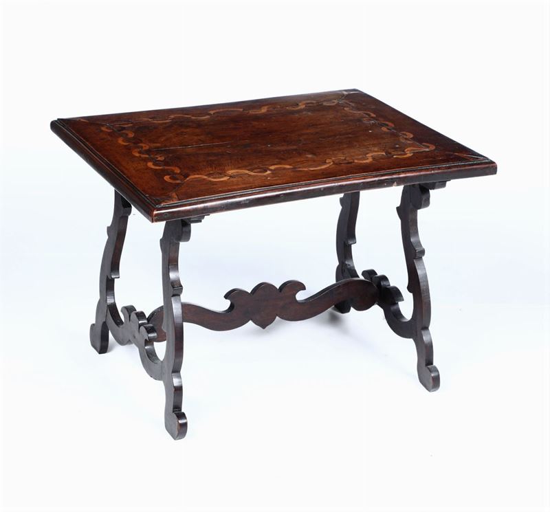 Tavolino da salotto in legno intagliato ed intarsiato, XIX secolo  - Asta Arredi | Cambi Time - Cambi Casa d'Aste