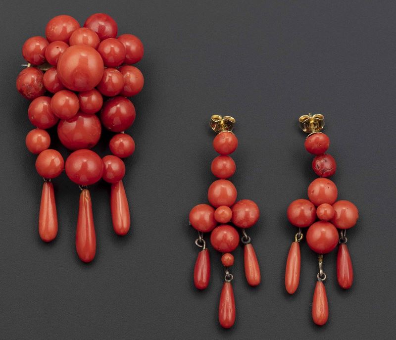 Demi-parure composta da spilla ed orecchini pendenti in corallo  - Auction Jewels and Corals | Time Auction - Cambi Casa d'Aste