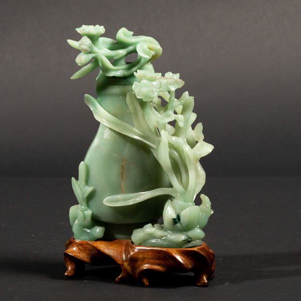 Vaso scolpito in giada verde mela con coperchio e decoro floreale a traforo, Cina, Dinastia Qing, inizi  [..]