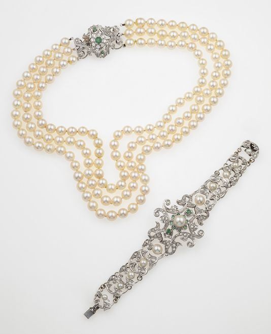 Lotto composto da un girocollo a tre fili di perle coltivate ed un bracciale con perle coltivate, rose di diamante e smeraldi  - Asta Gioielli - Asta a Tempo - Cambi Casa d'Aste