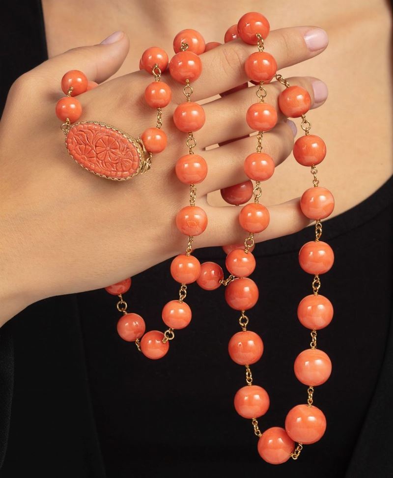 Sautoire con boules in corallo  - Auction Jewels and Corals | Time Auction - Cambi Casa d'Aste