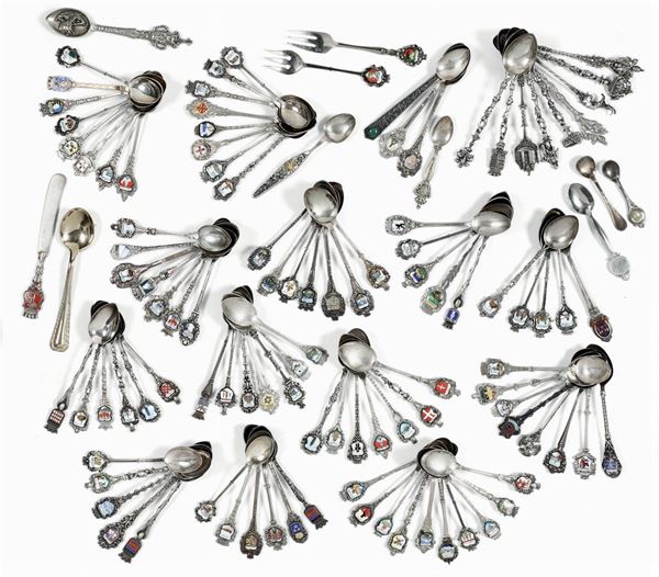 Insieme di (?) cucchiaini in argento e smalti colorati raffiguranti gli stemmi di cittÃ  italiane ed estere