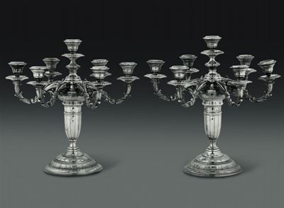 Coppia di Candelabri a Sette Fiamme in Argento Fuso e Cesellato. Manifattura Artistica del XX Sec...