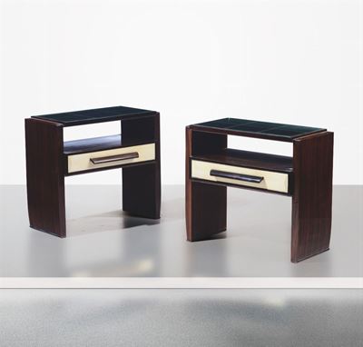 Coppia di Comodini con Struttura in Legno e Rivestimenti in Pergamena.