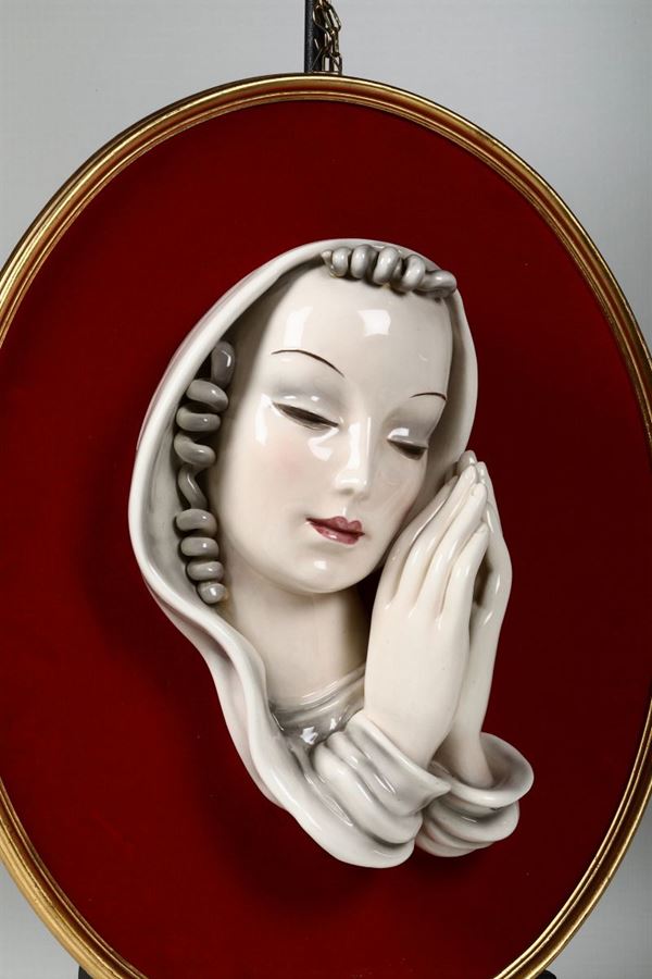 Bassorilievo con viso della Vergine Maria Austria, Manifattura Goldscheider, 1930-1940 circa Modello di Adolf Prischl (1912-1970)