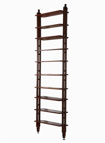 Libreria con Struttura in Legno e Piani Regolabili.