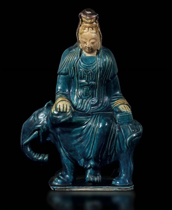 Figura di Guanyin assisa su elefante in porcellana smaltata turchese, Cina, Dinastia Qing, epoca Kangxi (1662-1722)