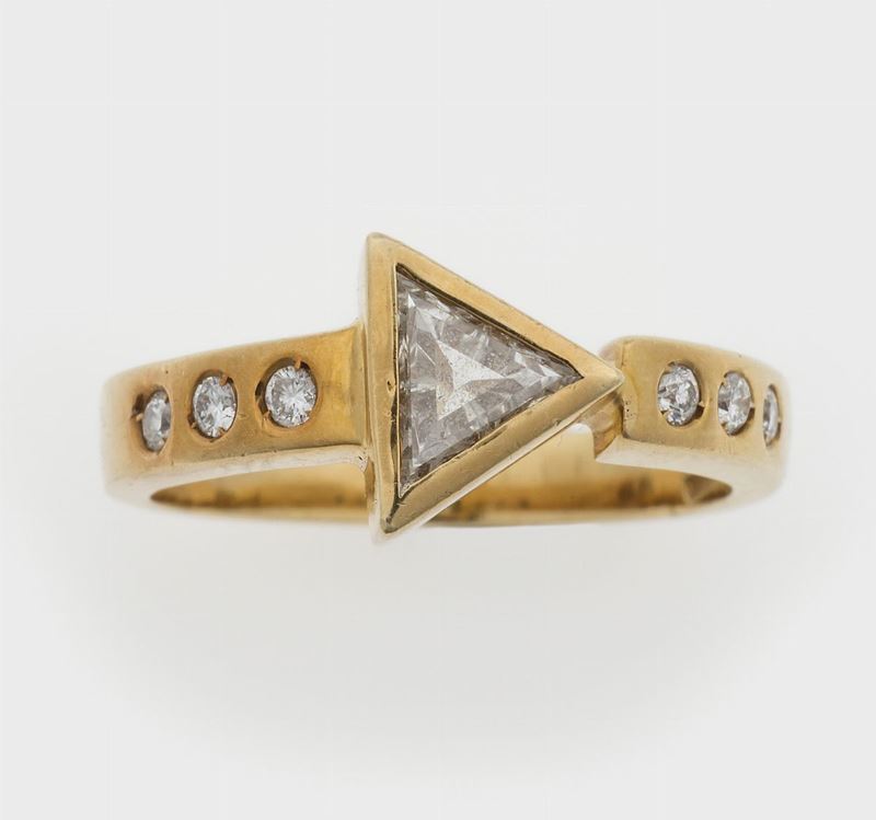 Faraone. Anello con diamante taglio triangolo  - Asta 100 Gioielli firmati - Cambi Casa d'Aste