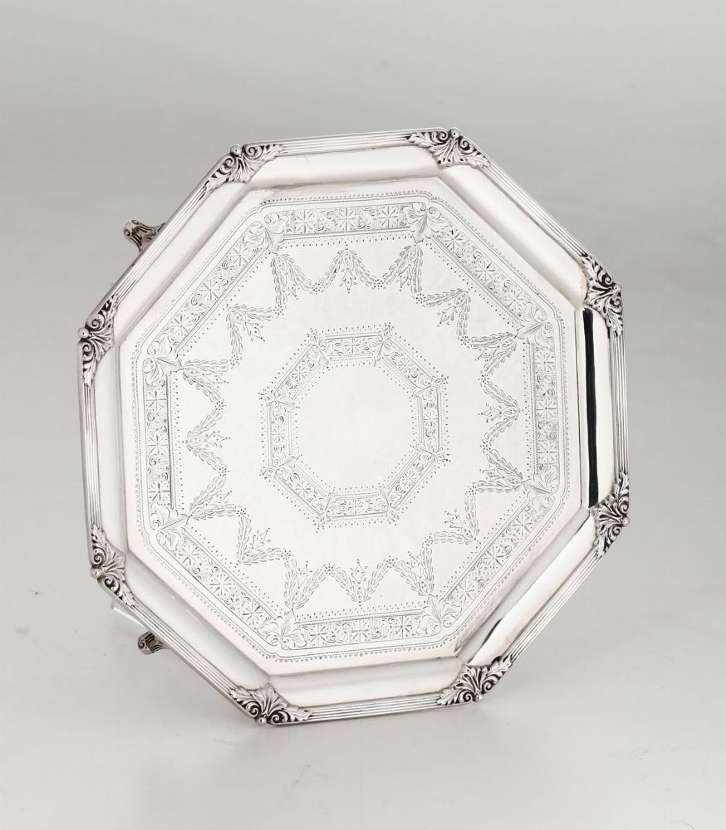 Salver Esagonale in Argento Fuso e Cesellato. Marchi della Cittã di Sheffield per Lâ€™anno 1900 e...