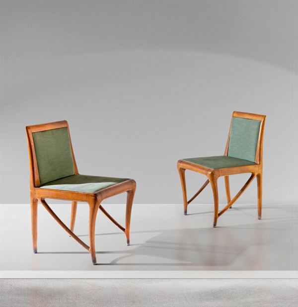 Coppia di sedie con struttura in legno e rivestimenti in tessuto.