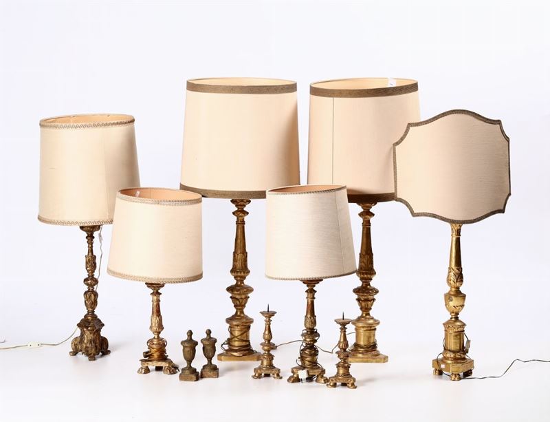 Sei piccoli candelieri in legno trasformati in lampada più altri quattro non elettrificati di diverse dimensioni  - Asta Dipinti e Arredi - Cambi Casa d'Aste