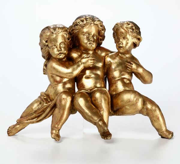 Gruppo in legno scolpito e dorato con tre figure di putti, XIX secolo