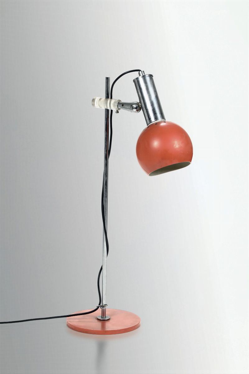 Lampada da tavolo con struttura in metallo cromato e laccato.  - Auction Design - Cambi Casa d'Aste