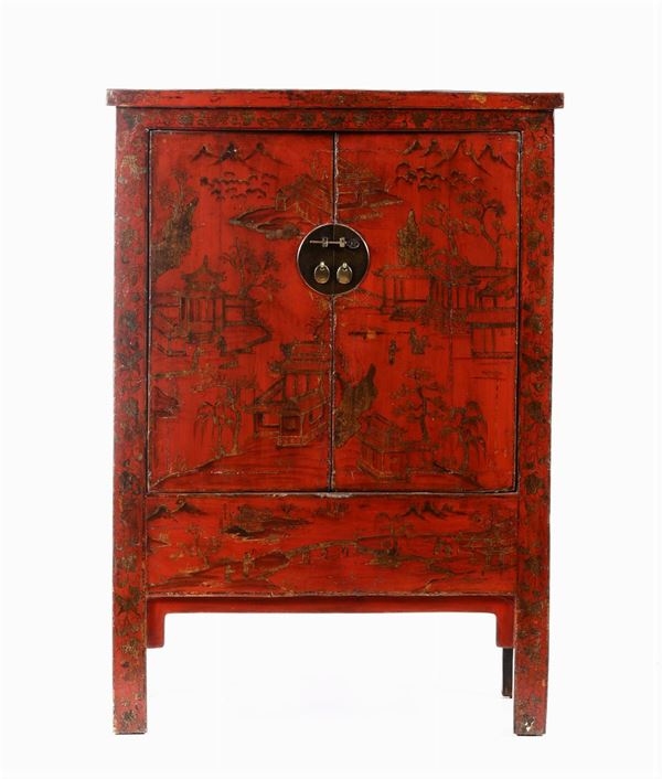 Cabinet laccato con decoro a cineserie oro su fondo rosso, Cina, Dinastia Qing, XIX secolo