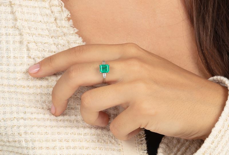 Anello con smeraldo di ct 1,50 circa e diamanti taglio tepper a contorno  - Asta Gioielli - Cambi Casa d'Aste