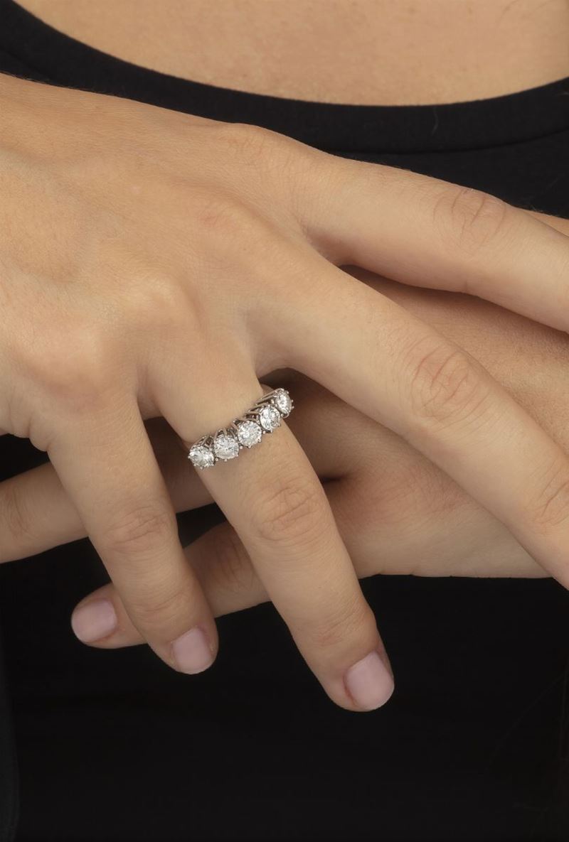 Anello con cinque diamanti taglio brillante per ct 1,35 circa totali  - Auction Jewels - Timed Auction - Cambi Casa d'Aste