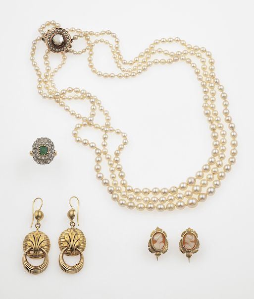 Lotto composto da un girocollo a tre fili di perle coltivate, due paia di orecchini ed un anello con smeraldo e diamanti  - Asta Gioielli - Asta a Tempo - Cambi Casa d'Aste
