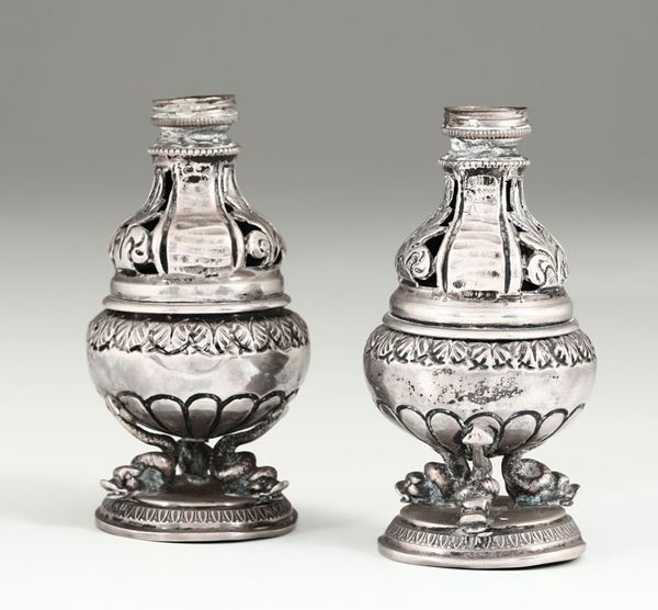 Coppia di vasetti in argento, manifattura Italica del XX secolo