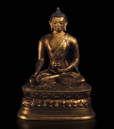 Figura di Buddha Sakyamuni Seduto su Doppio Fiore di Loto in Bronzo Dorato con Tracce di Policrom...
