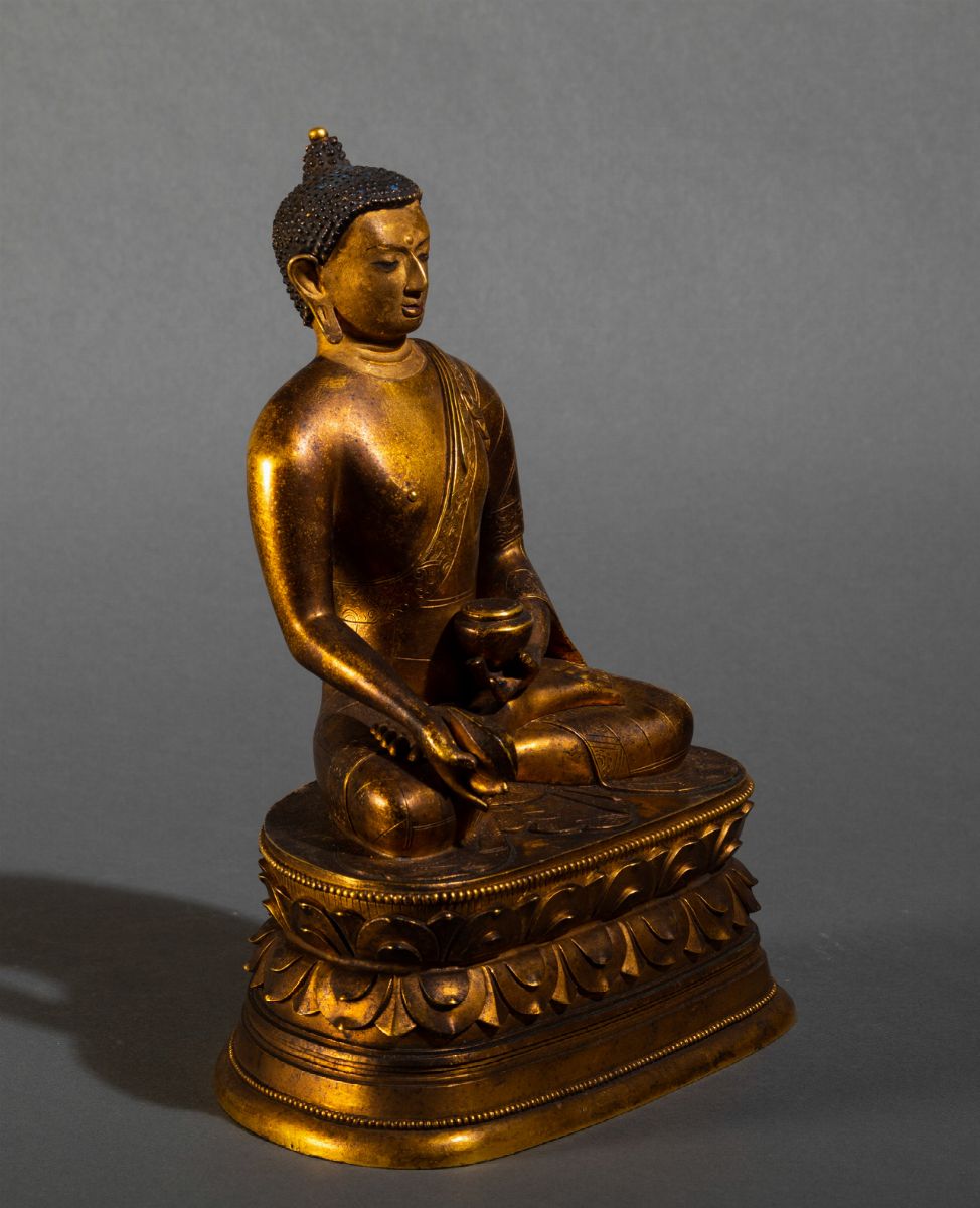 Figura di Buddha Sakyamuni Seduto su Doppio Fiore di Loto in Bronzo Dorato con Tracce di Policrom...