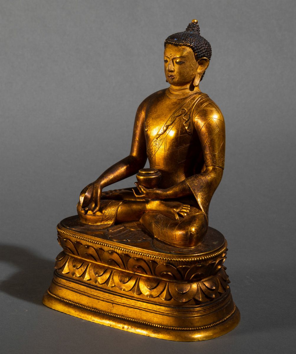 Figura di Buddha Sakyamuni Seduto su Doppio Fiore di Loto in Bronzo Dorato con Tracce di Policrom...