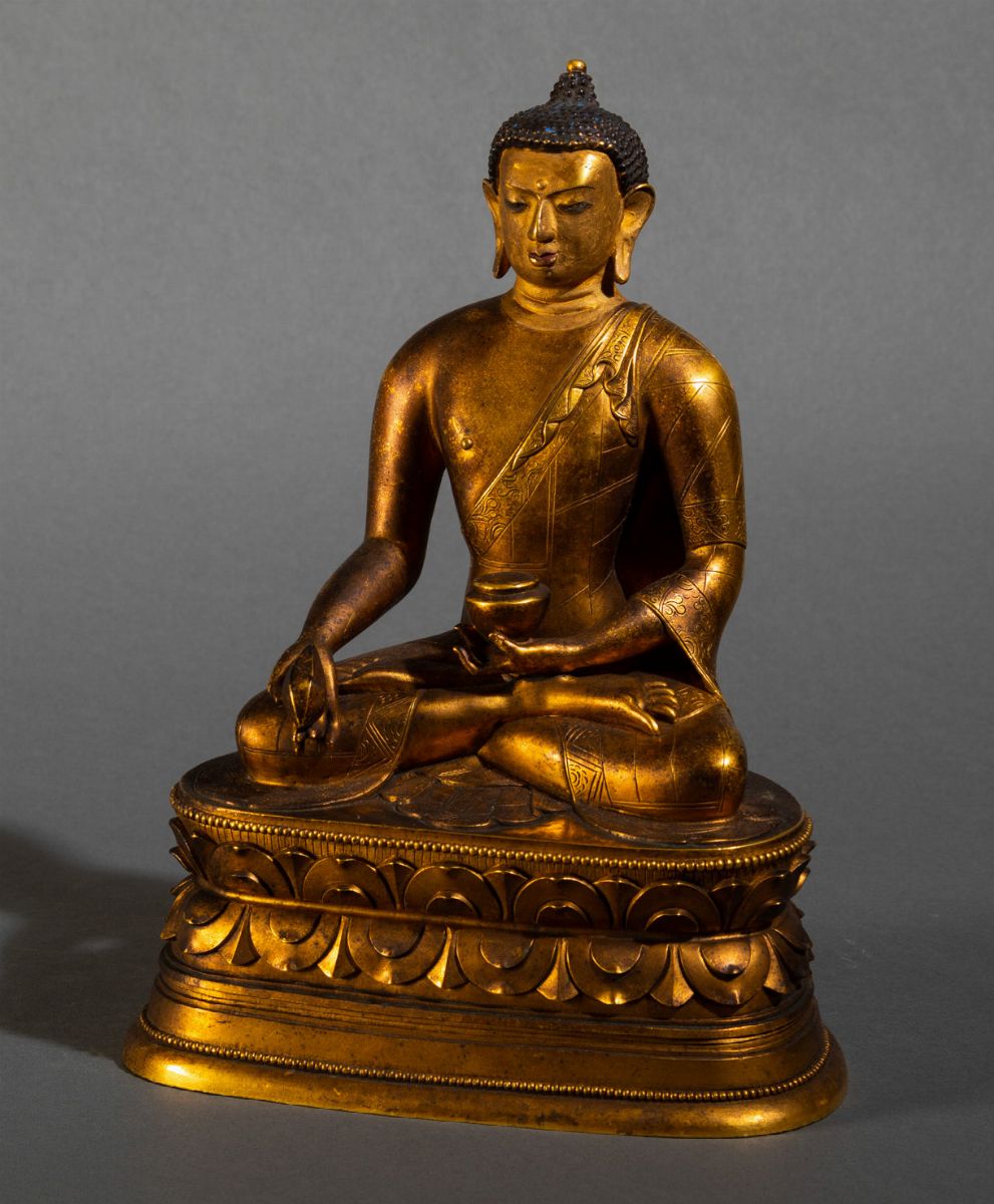 Figura di Buddha Sakyamuni Seduto su Doppio Fiore di Loto in Bronzo Dorato con Tracce di Policrom...