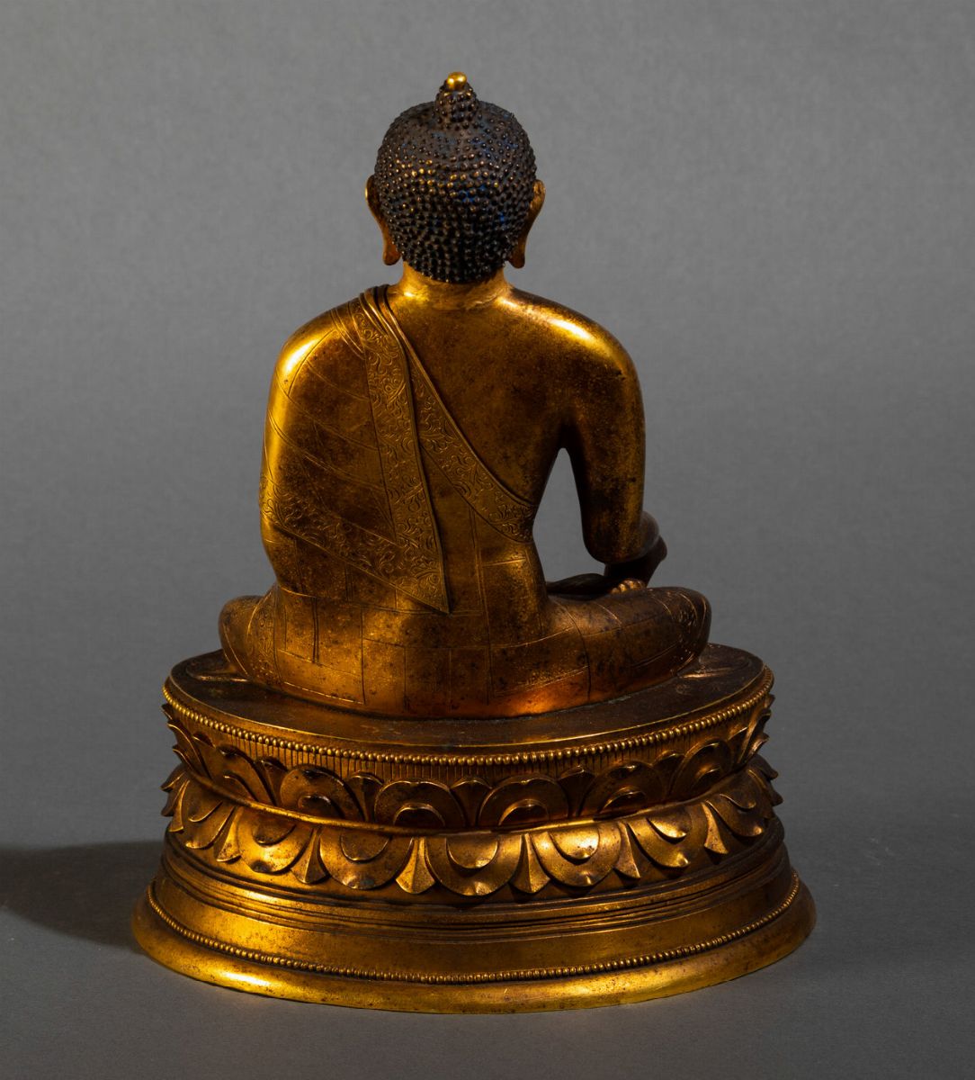 Figura di Buddha Sakyamuni Seduto su Doppio Fiore di Loto in Bronzo Dorato con Tracce di Policrom...