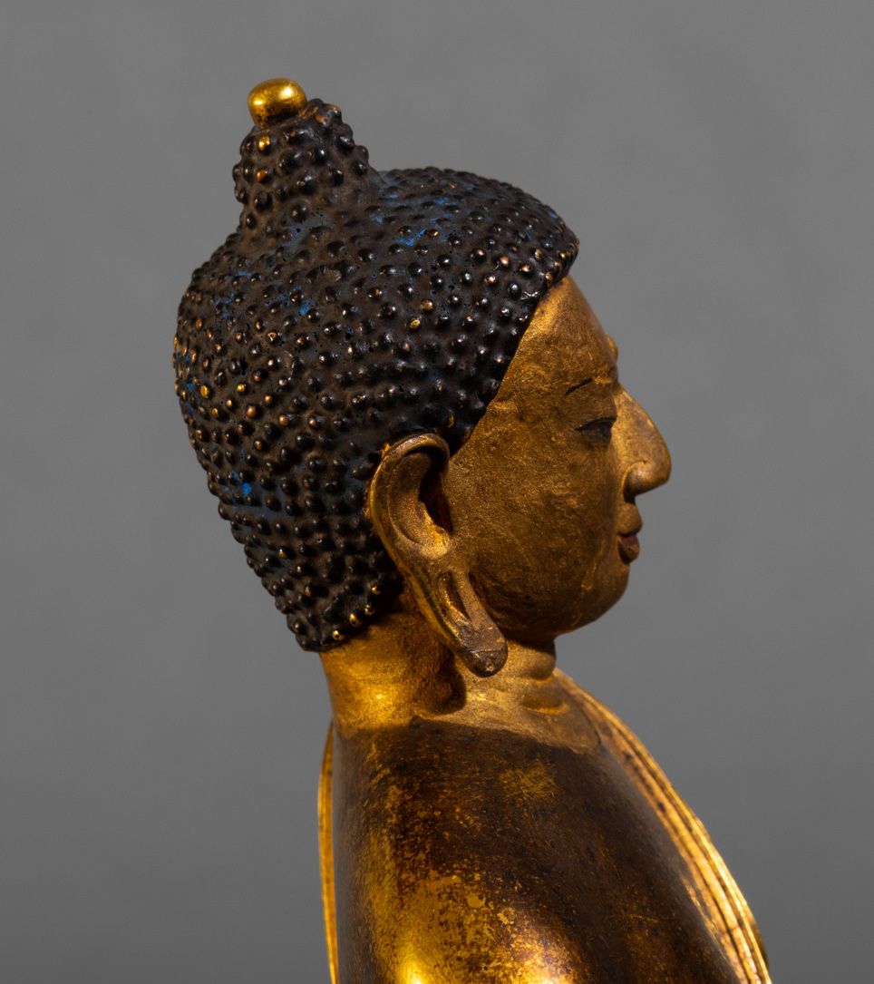 Figura di Buddha Sakyamuni Seduto su Doppio Fiore di Loto in Bronzo Dorato con Tracce di Policrom...