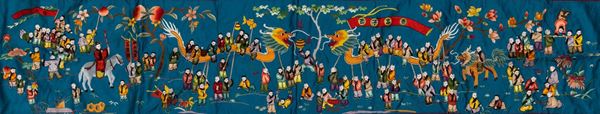 Tessuto in seta ricamata raffigurante festeggiamenti su fondo blu, Cina, Dinastia Qing, XIX secolo