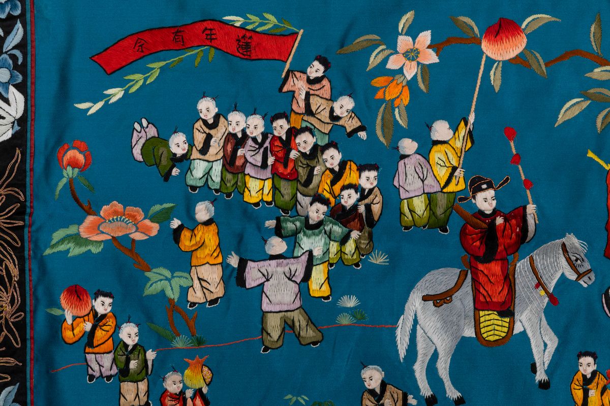 Tessuto in Seta Ricamata Raffigurante Festeggiamenti su Fondo Blu, Cina, Dinastia Qing, XIX Secol...