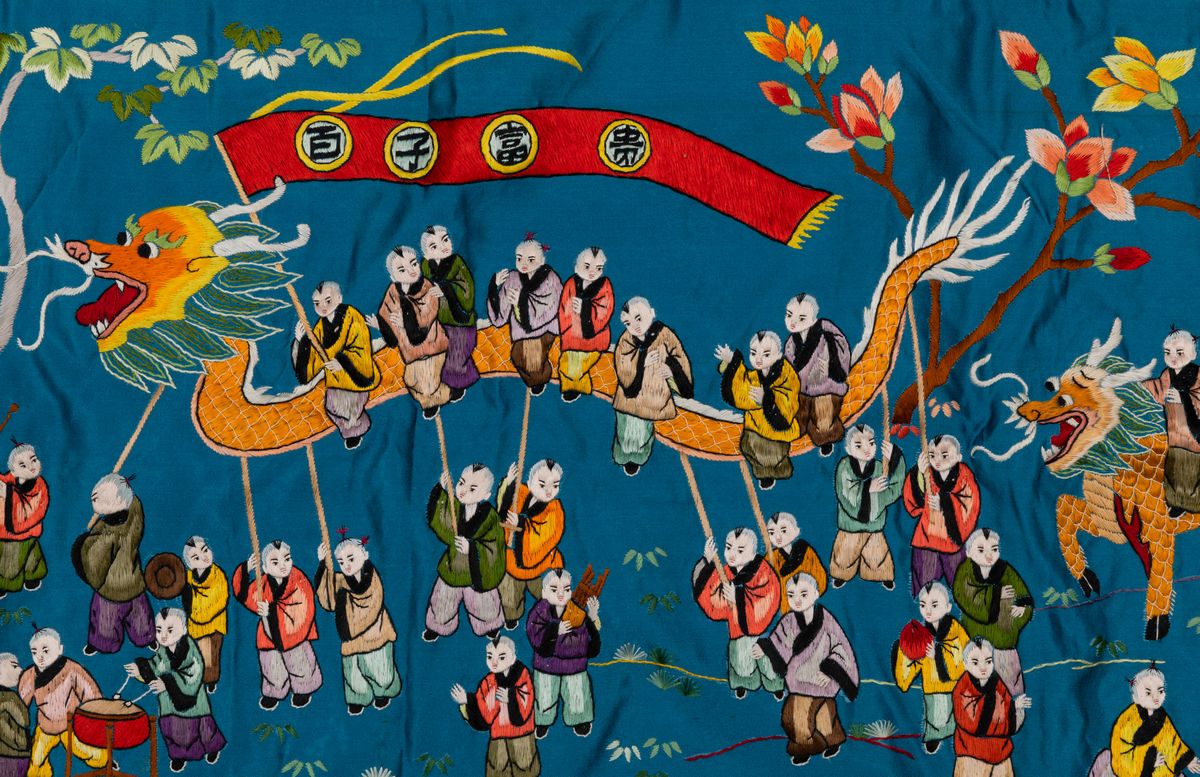 Tessuto in Seta Ricamata Raffigurante Festeggiamenti su Fondo Blu, Cina, Dinastia Qing, XIX Secol...